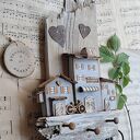 Rustykalny wieszak z szarymi domkami no 1