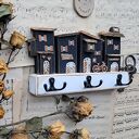 Wieszak z czarnymi domkami no 1