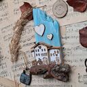 Drewniany wieszak z domkami no 2