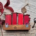 Wieszak z czerwonymi domkami No 1