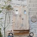 Rustykalny wieszak z białymi domkami