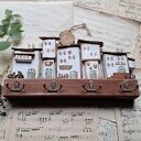 Wieszak z białymi przecieranymi domkami No 1