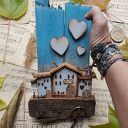 Rustykalny wieszak z domkami no 1