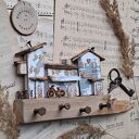 Rustykalny wieszak z patynowanym miasteczkiem no 1