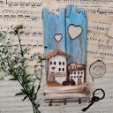 Rustykalny wieszak z domkami no 1