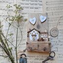 Rustykalny wieszak z białymi domkami