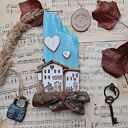 Drewniany wieszak z domkami no 2