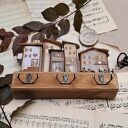 Rustykalny wieszak z domkami no 1