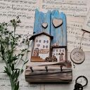 Rustykalny wieszak z domkami no 1