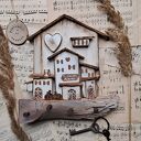 Rustykalny wieszak z jasnym miasteczkiem