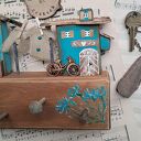 Wieszak z malowanymi modrakami