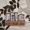 Rustykalny wieszak z domkami no 1