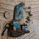 Rustykalny wieszak z turkusowymi domkami no 1