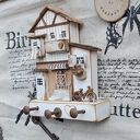 Wieszak z jasnymi domkami klucze i inne drobiazgi no 1