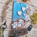 Rustykalny wieszak z domkami no 1