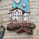 Drewniany wieszak z domkami no 2