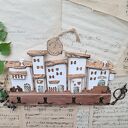 Wieszak z białymi przecieranymi domkami No 1