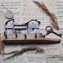 Rustykalny wieszak z patynowanym miasteczkiem no 1