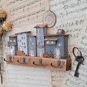 Wieszak z szarymi domkami