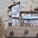 Rustykalny wieszak z patynowanym miasteczkiem no 1