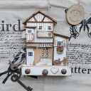 Wieszak z jasnymi domkami klucze i inne drobiazgi no 1