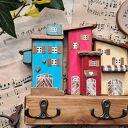 Wieszak z kolorowymi domkami no 1