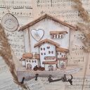 Rustykalny wieszak z jasnym miasteczkiem