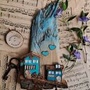 Rustykalny wieszak z turkusowymi domkami no 1