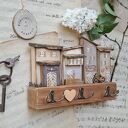 Rustykalny wieszak z domkami no 1