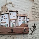 Wieszak z białymi przecieranymi domkami No 1