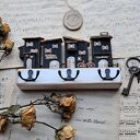 Wieszak z czarnymi domkami no 1