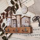 Rustykalny wieszak z domkami no 1