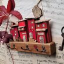 Wieszak z czerwonymi domkami No 1