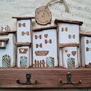 Wieszak z białymi przecieranymi domkami No 1