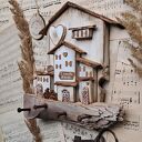 Rustykalny wieszak z jasnym miasteczkiem