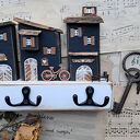 Wieszak z czarnymi domkami no 1