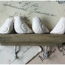 Wieszaczek z białymi ptaszkami na bejcowanym drewnie