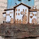 Rustykalny wieszak z domkami no 1