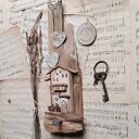 Rustykalny wieszak z domkiem no 1