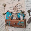 Wieszak z malowanymi modrakami