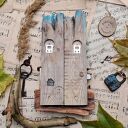 Rustykalny wieszak z domkami no 1