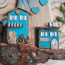 Rustykalny wieszak z turkusowymi domkami no 1