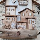 Rustykalny wieszak z jasnym miasteczkiem no 1