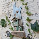 Rustykalny wieszak z zielonym domkiem no 4