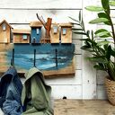 Drewniany wieszak ścienny z malowanym pejzażem - Fiordy