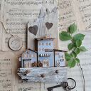 Rustykalny wieszak z szarymi domkami no 1