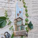 Rustykalny wieszak z zielonym domkiem no 4