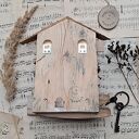 Rustykalny wieszak z jasnym miasteczkiem no 1