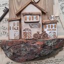 Rustykalny wieszak ścienny z domkami no 1 - wieszak na klucze z postarzanym drewnem