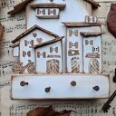 Rustykalny wieszak z białym miasteczkiem no 2